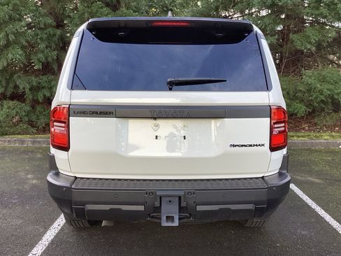 Used 2025 Toyota Land Cruiser image 18