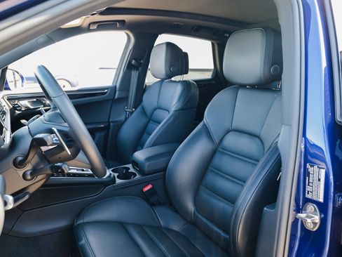 Certified 2025 Porsche Macan image 5