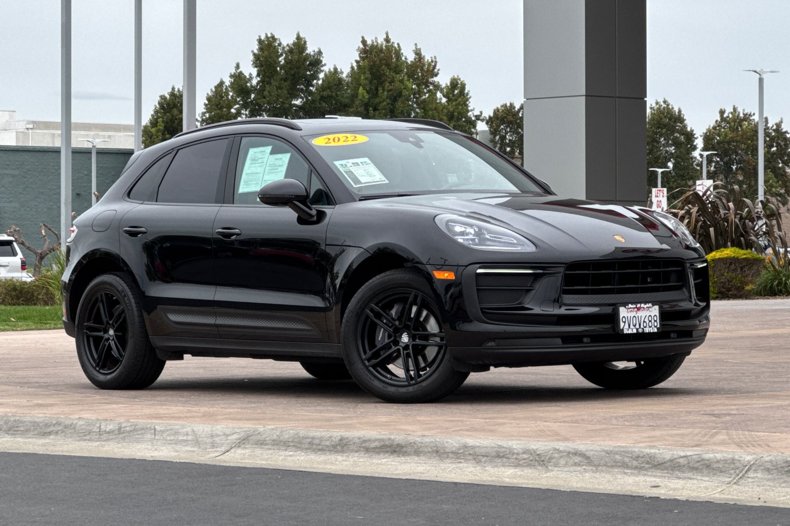 Used 2022 Porsche Macan AWD/4WD image 2