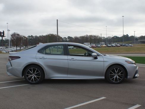 Used 2023 Toyota Camry SE image 17