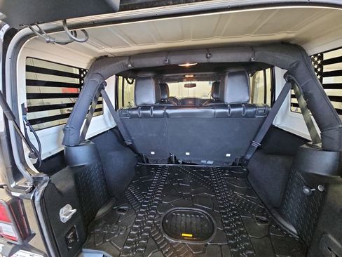 Used 2018 Jeep Wrangler Unlimited Sahara image 12