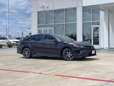 Used 2022 Toyota Camry SE FWD image 5