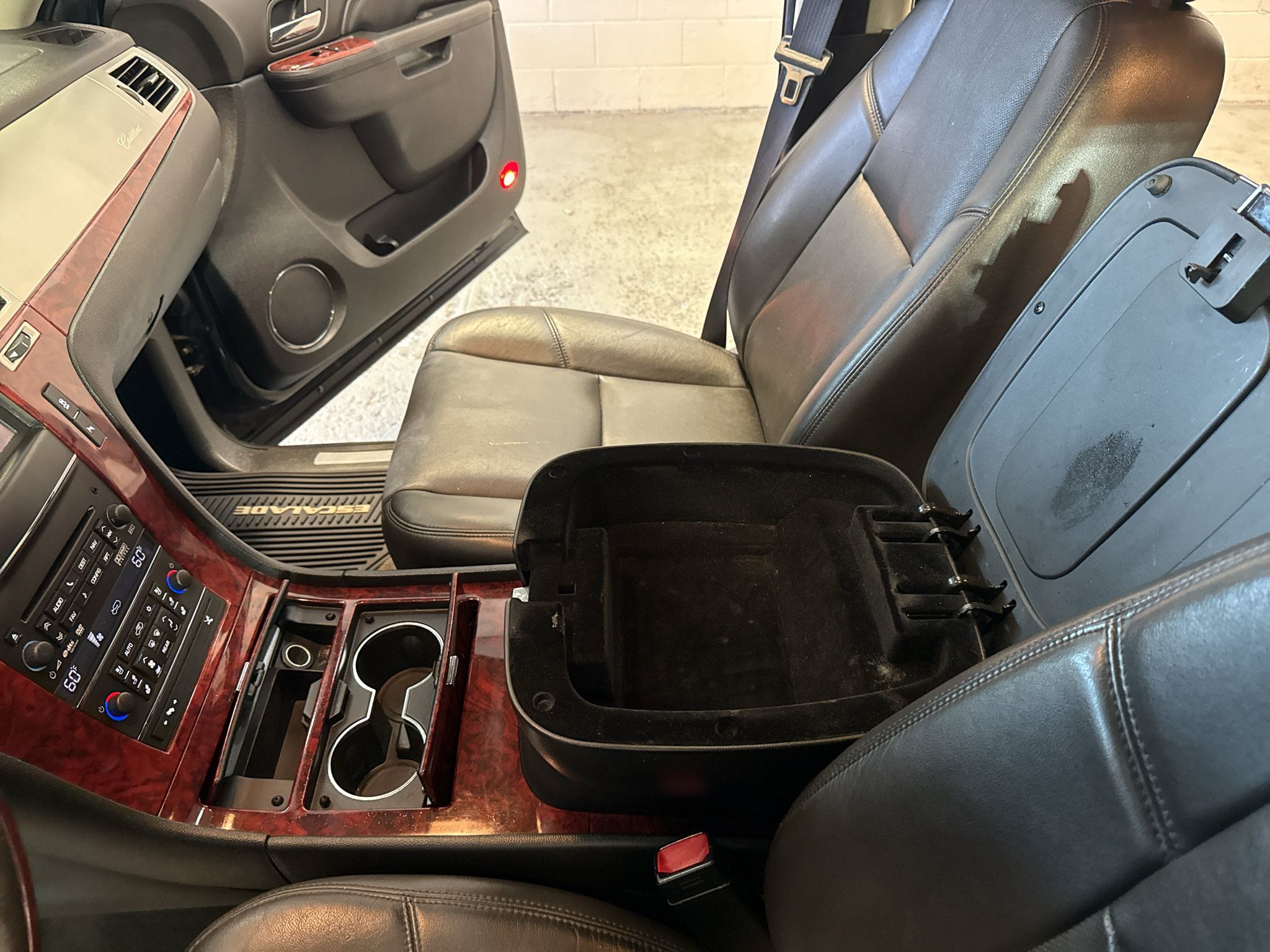 Used 2014 Cadillac Escalade Premium AWD/4WD image 21