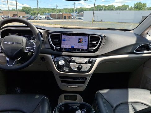 Used 2024 Chrysler Pacifica Touring-L FWD image 22