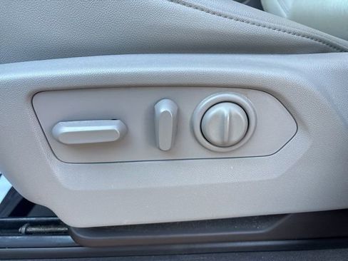 Used 2023 GMC Sierra 2500 SLT w/ SLT Convenience Package image 18