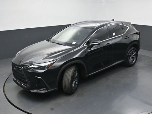 Used 2025 Lexus NX 250 FWD w/ Towing Package (2000 Lbs) image 32