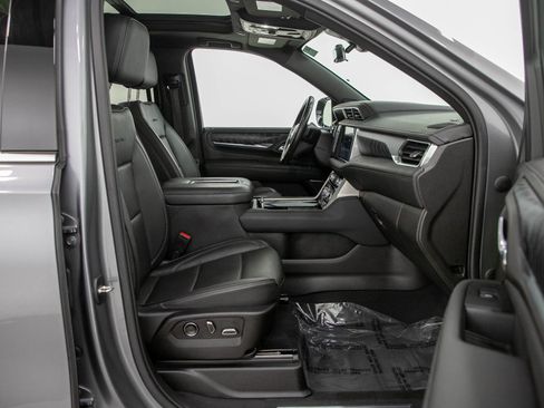 Used 2021 GMC Yukon XL Denali w/ Denali Premium Package AWD/4WD image 11