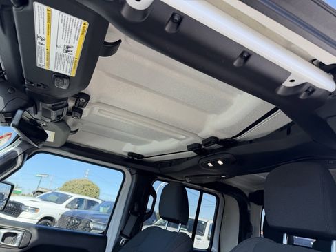 Used 2024 Jeep Gladiator Sport image 27