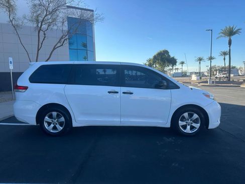 Used 2013 Toyota Sienna L image 4