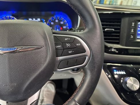Used 2017 Chrysler Pacifica Touring-L FWD image 37