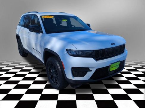 Used 2025 Jeep Grand Cherokee Altitude image 10