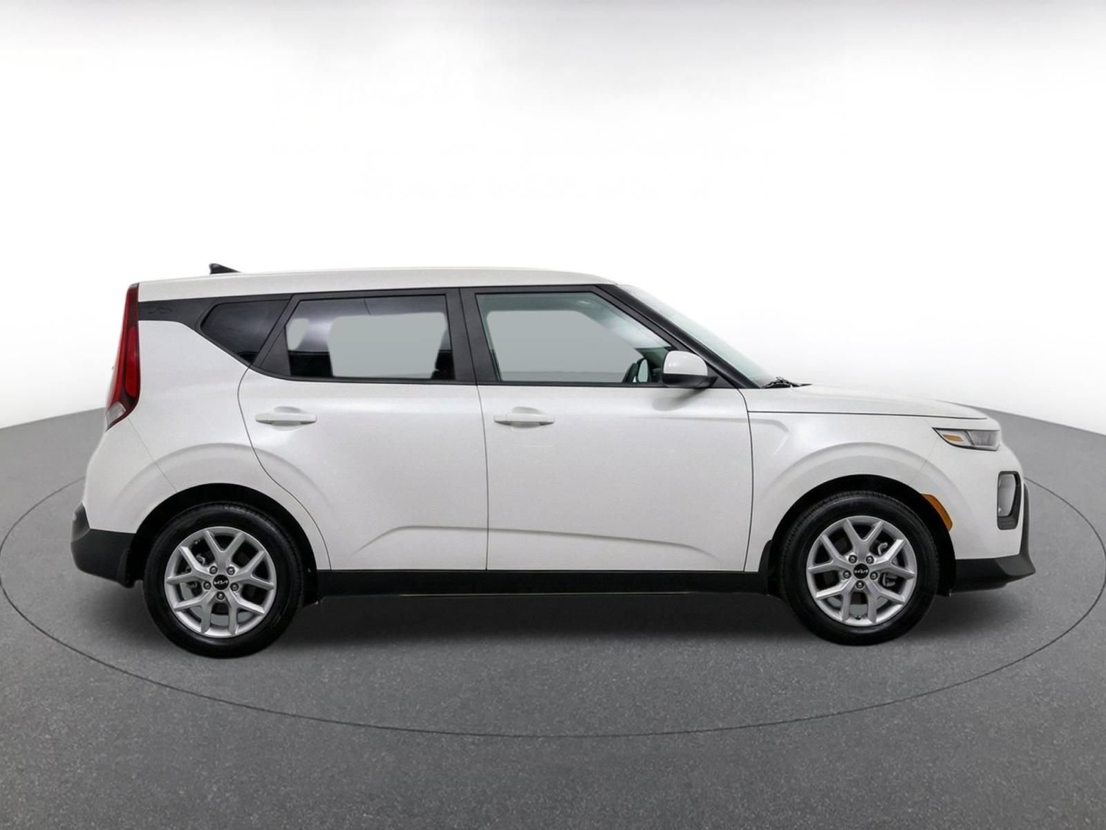 Used 2025 Kia Soul LX w/ LX Technology Package FWD image 13