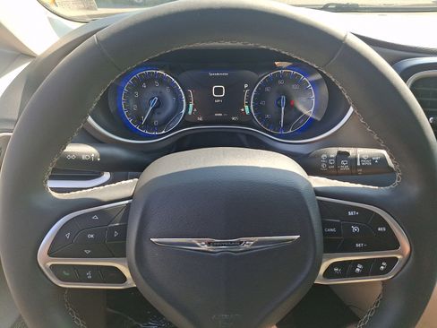 Used 2023 Chrysler Pacifica Touring-L FWD image 19