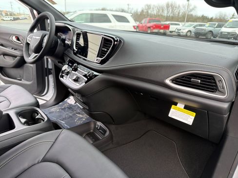 New 2026 Chrysler Pacifica Select image 22