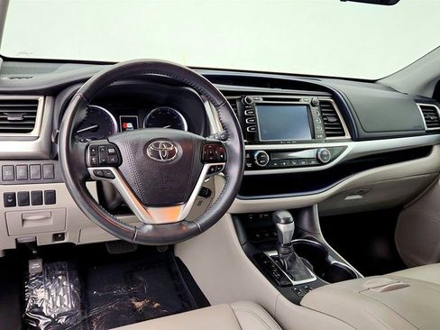 Used 2019 Toyota Highlander XLE AWD/4WD image 13