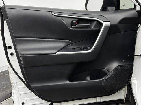 Used 2020 Toyota RAV4 LE image 10