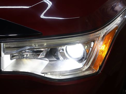 Used 2019 GMC Acadia Denali w/ Technology Package FWD image 12