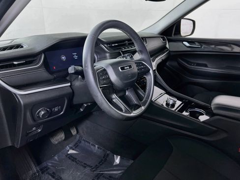 Used 2023 Jeep Grand Cherokee Laredo AWD/4WD image 9
