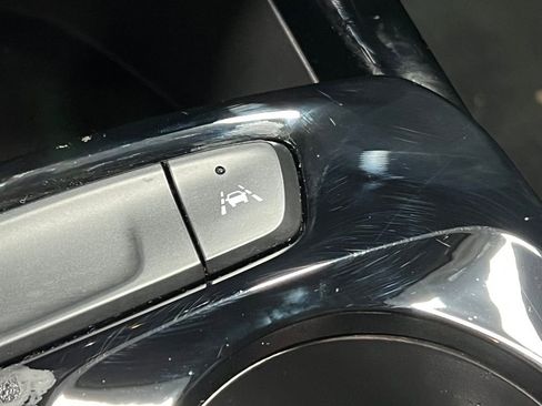 Used 2025 Chevrolet Trax LT image 30