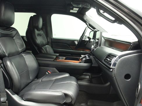 Used 2024 Lincoln Navigator Reserve image 17
