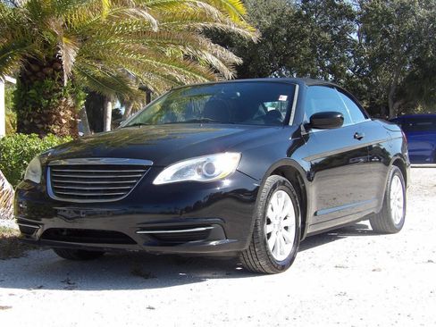 Used 2013 Chrysler 200 Touring FWD image 1