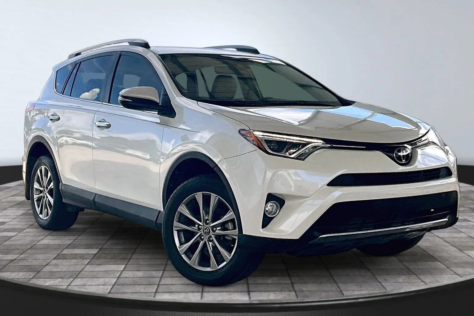 Used 2018 Toyota RAV4 Limited FWD image 3