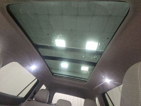 Used 2024 Volkswagen Atlas SE w/ Panoramic Sunroof Package image 8