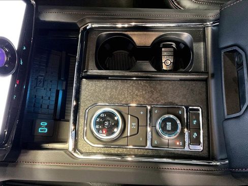 Used 2024 Ford Expedition Limited image 17