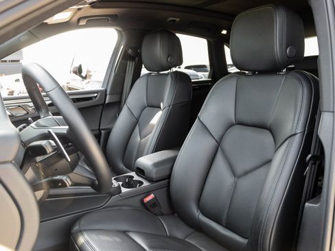 Certified 2026 Porsche Macan AWD/4WD image 5