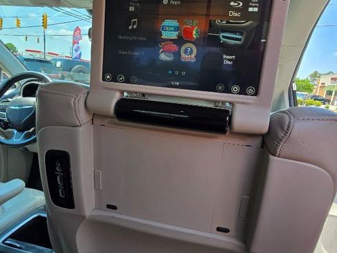 Used 2018 Chrysler Pacifica Touring-L Plus FWD image 22