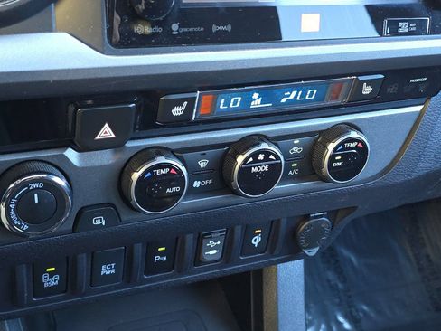 Used 2017 Toyota Tacoma TRD Sport AWD/4WD image 17