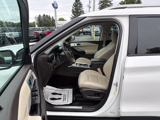 Used 2024 Ford Explorer Platinum w/ Technology Package AWD/4WD image 15