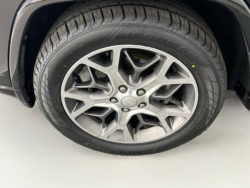 Used 2020 Jeep Grand Cherokee Overland AWD/4WD image 11