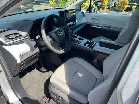 Used 2025 Toyota Sienna LE AWD/4WD image 12