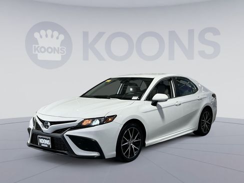 Used 2022 Toyota Camry SE FWD image 1