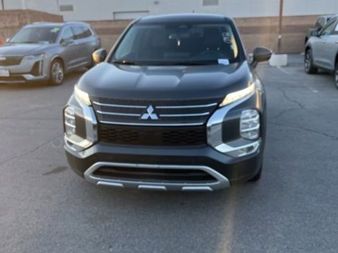 Used 2024 Mitsubishi Outlander SE image 2