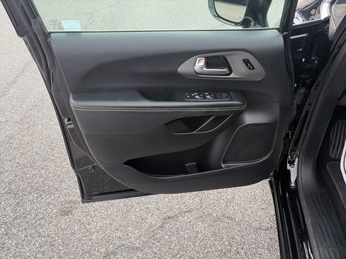 Used 2025 Chrysler Pacifica Select FWD image 11