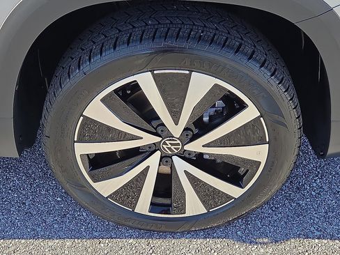 Used 2024 Volkswagen Taos SE image 7