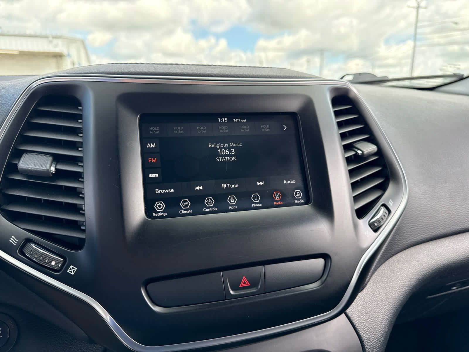 Used 2019 Jeep Cherokee Latitude Plus w/ Cold Weather Group AWD/4WD image 16