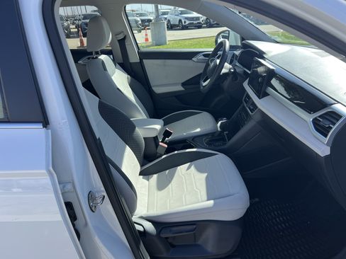 Certified 2025 Volkswagen Taos SE w/ Panoramic Sunroof Package image 29