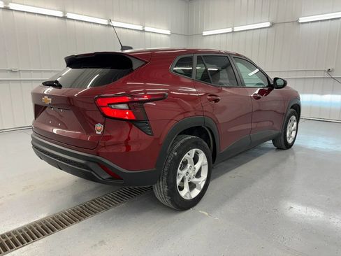 Used 2024 Chevrolet Trax LS w/ LS Convenience Package FWD image 4