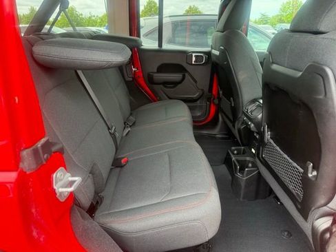 Used 2025 Jeep Wrangler Unlimited Rubicon AWD/4WD image 9