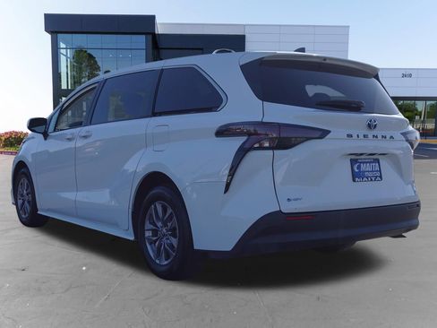 Used 2025 Toyota Sienna LE FWD image 5