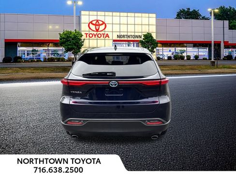 Used 2023 Toyota Venza LE image 10