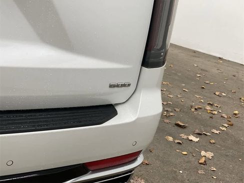 Used 2021 Cadillac Escalade ESV Premium Luxury image 11