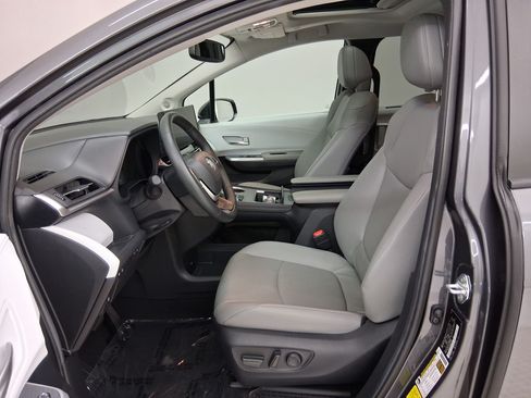 Used 2025 Toyota Sienna XLE w/ XLE Plus Package FWD image 3