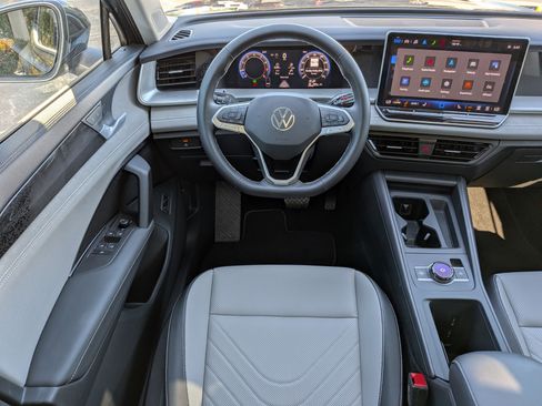 Used 2025 Volkswagen Tiguan SE AWD/4WD image 14