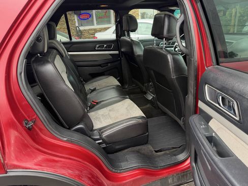 Used 2017 Ford Explorer XLT w/ Equipment Group 202A AWD/4WD image 4