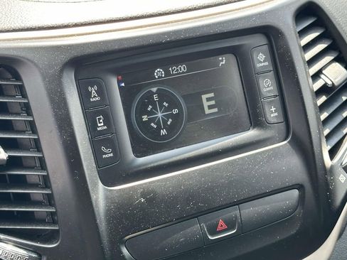 Used 2016 Jeep Cherokee Latitude FWD image 26