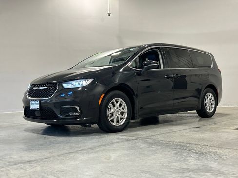 Used 2023 Chrysler Pacifica Touring-L FWD image 2